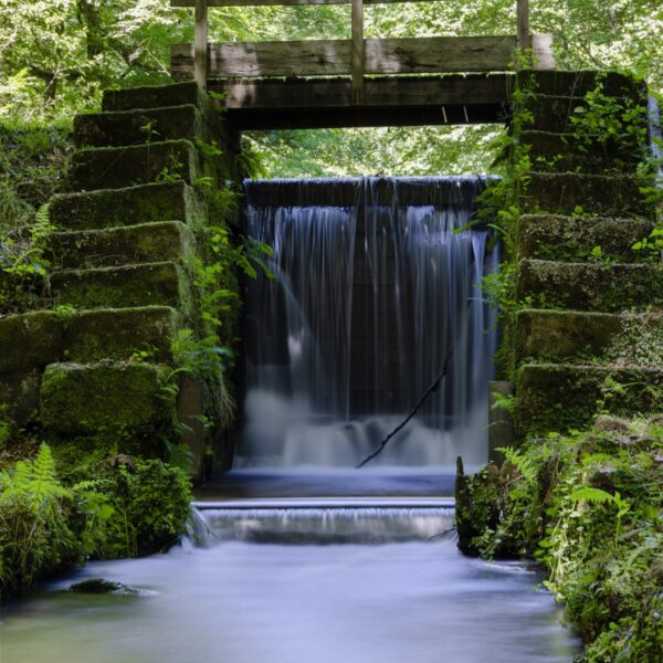 Eine Brücke über einen Wasserfall
