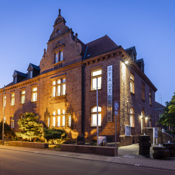 Das Gebäude der Stadtwerke Annweiler, beleuchtet am Abend
