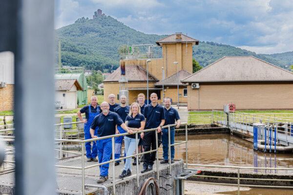 Die Mitarbeiter der Kläranlage Annweiler vor dem Klärbecken.